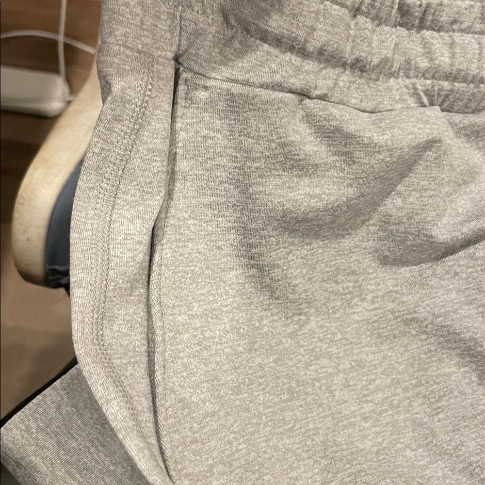 Brand new Vuori performance jogger in pale gray heather - Picture 5 of 7